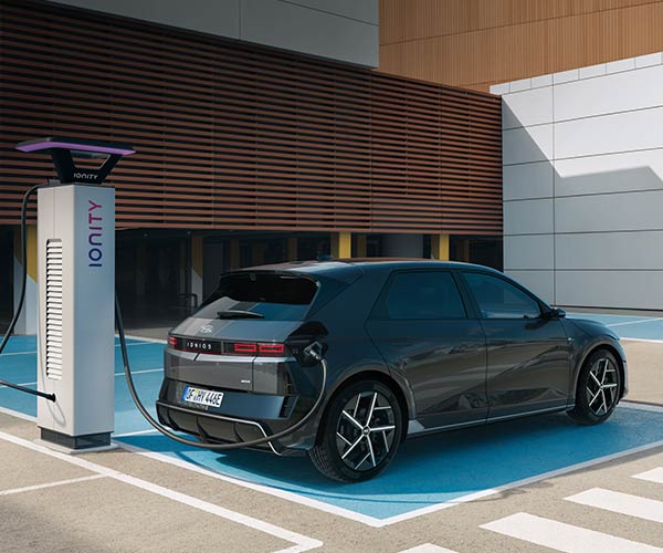 INOIQ 5 charging outside
