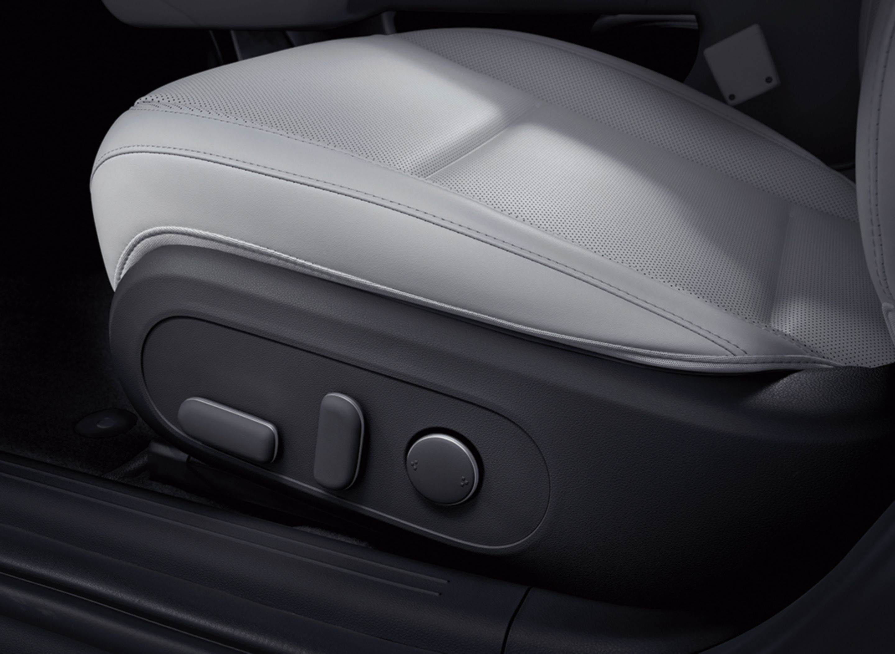 Buttons to adjust the 8-way adjustable relaxation seats in the Hyundai IONIQ 6.