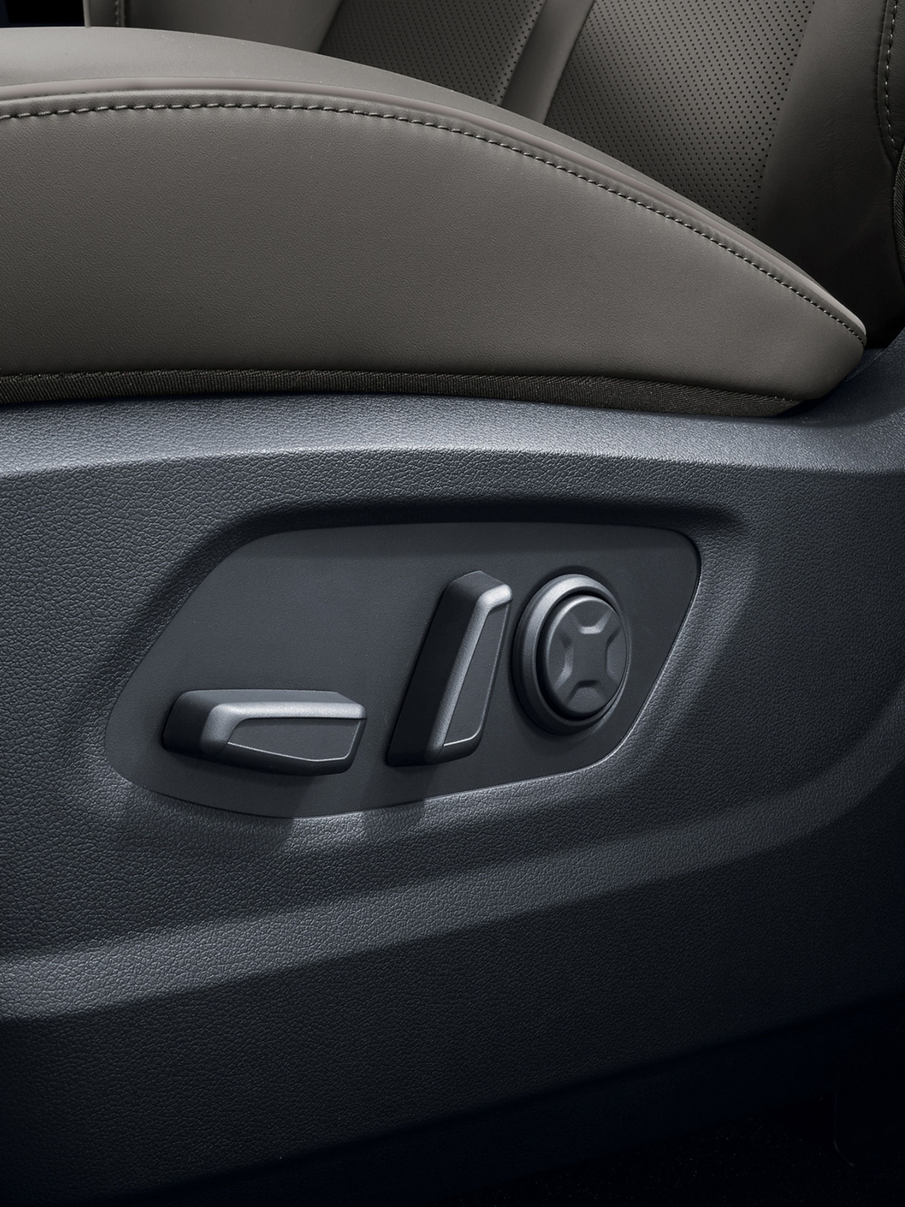  Close-up of Hyundai STARIA Electric seat controls for adjusting position and comfort.